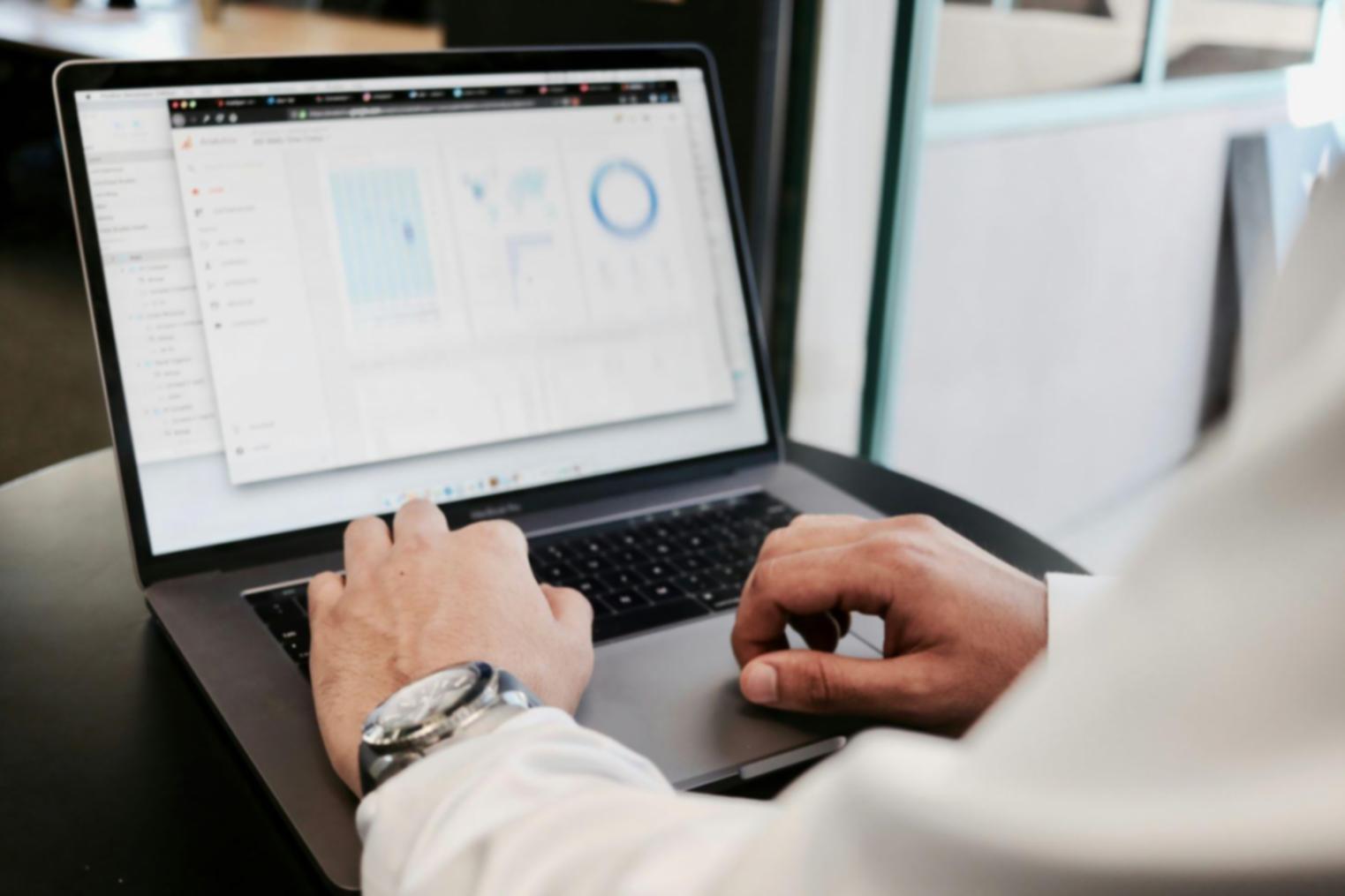 Equipo de quantiviora trabajando en análisis financiero